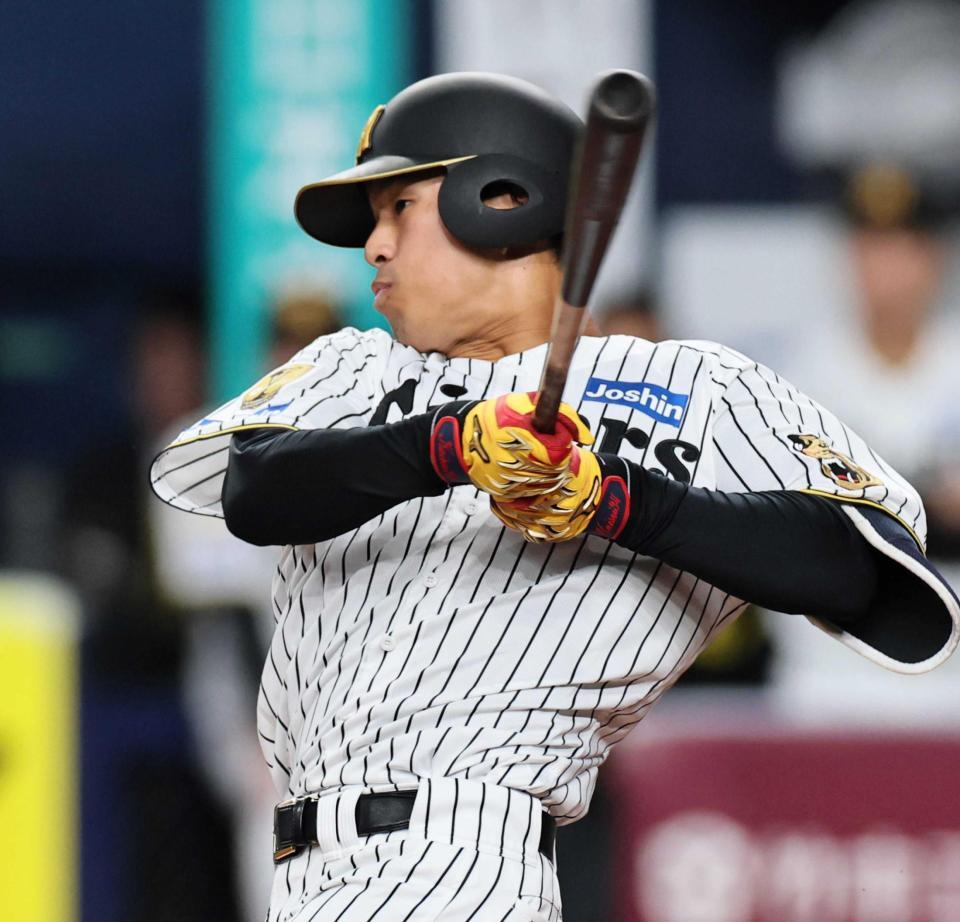 　８回、安打を放つ岡城（撮影・田中太一）