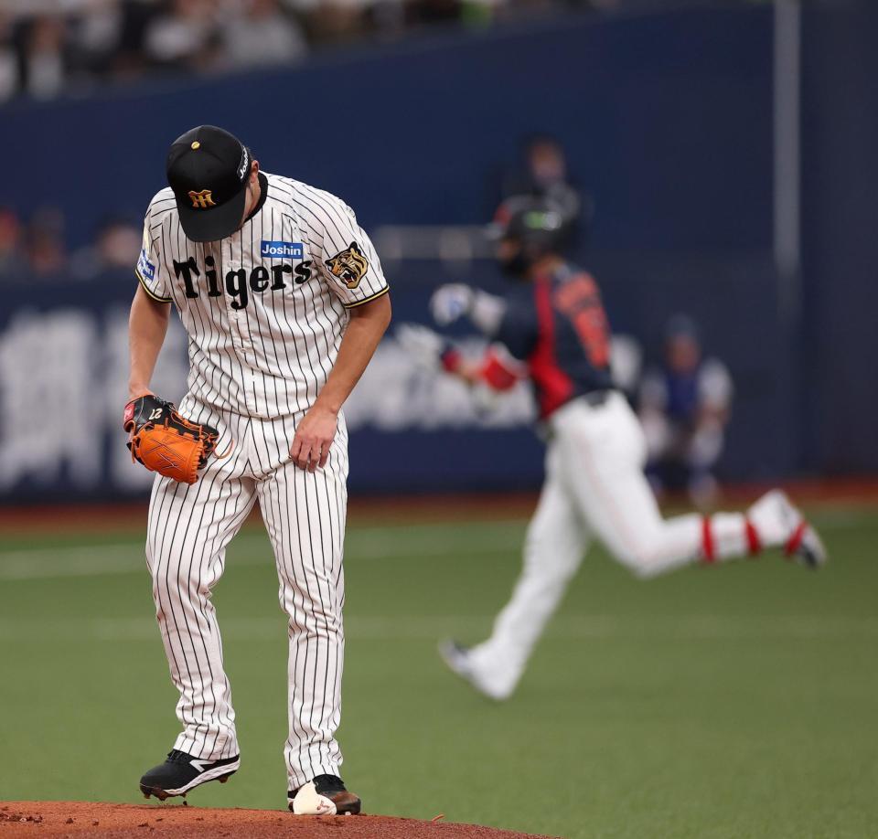 １回、鈴木（右）に先制ソロを浴びた伊藤将（撮影・西田忠信）