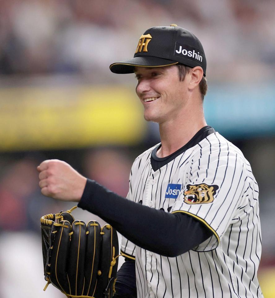 　５回を投げ終え笑顔でベンチに戻るルーカス（撮影・西田忠信）