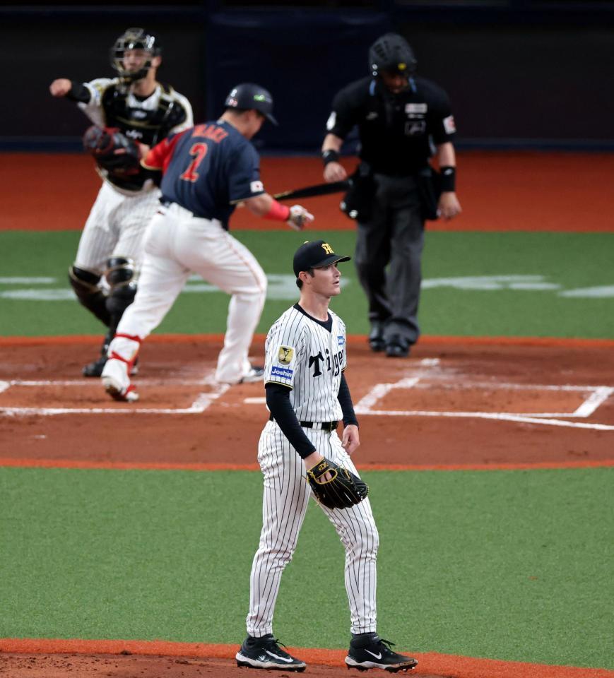 ５回、ルーカスは牧秀悟を空振り三振に打ち取る（撮影・山口登）