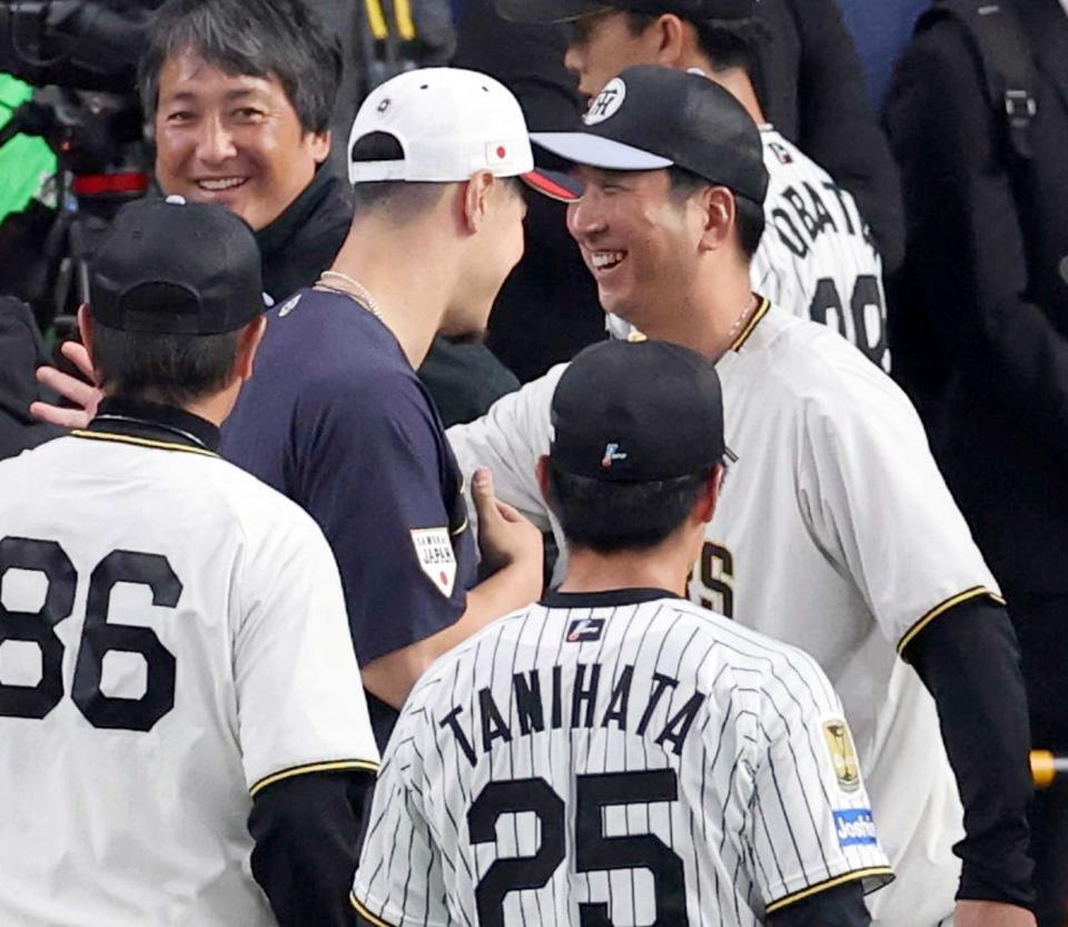 　佐藤輝を激励する藤川監督（右）