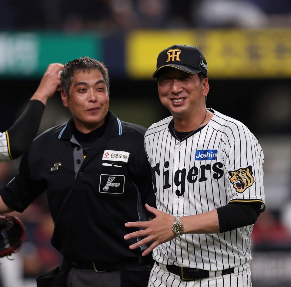 選手交代を告げ、笑顔でベンチに戻る藤川監督（右）＝撮影・西田忠信