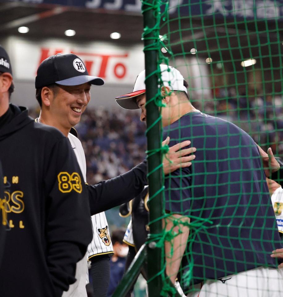 佐藤輝（右）を笑顔でねぎらう阪神・藤川監督（撮影・西田忠信）