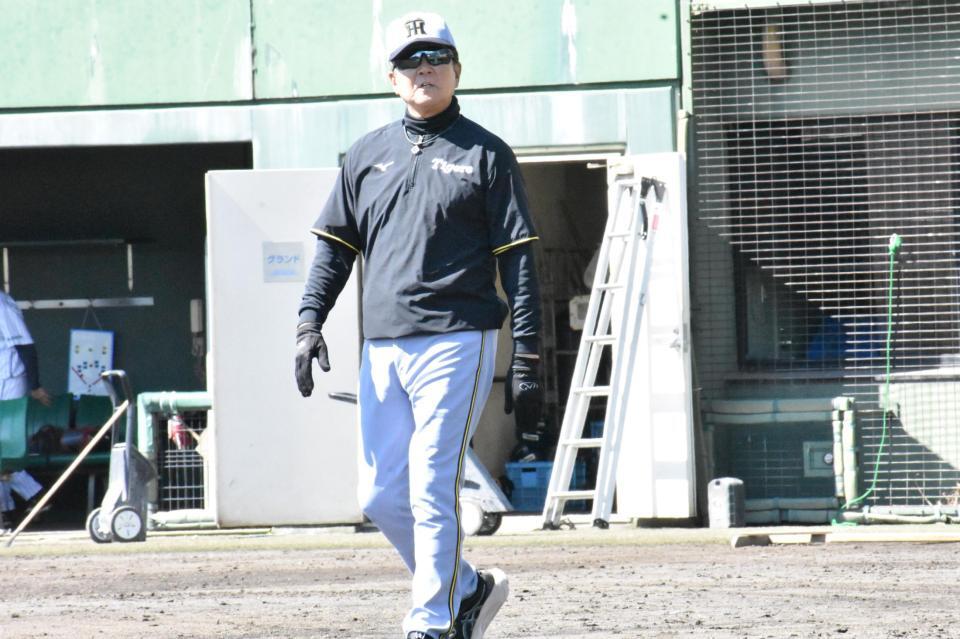 練習を見守る平田２軍監督