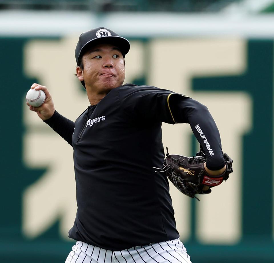 力強くキャッチボールする村上（撮影・西田忠信）