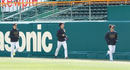 外野を走る（左から）大竹、高橋、村上（撮影・西田忠信）