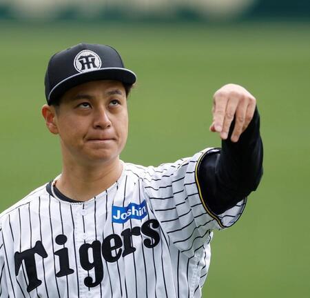 真剣なまなざしでキャッチボールする大竹（撮影・西田忠信）