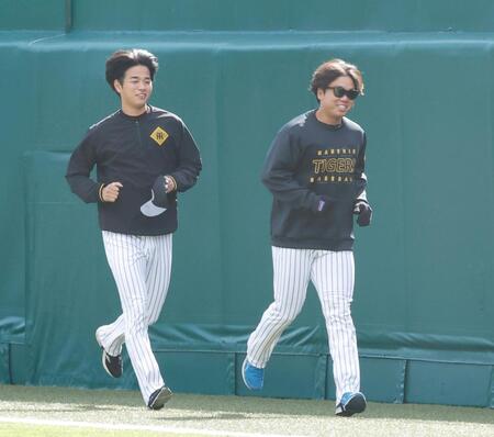 外野を走る阪神・高橋遥人（左）と阪神・村上頌樹＝甲子園（撮影・西田忠信）