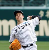 キャッチボールで調整する大竹（撮影・西田忠信）