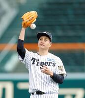 キャッチボールで調整する大竹（撮影・西田忠信）