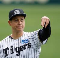 真剣なまなざしでキャッチボールする大竹（撮影・西田忠信）