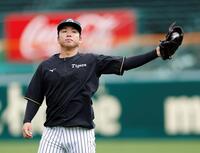 キャッチボールで調整する村上（撮影・西田忠信）