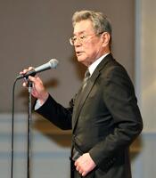 激励会であいさつする秦オーナー（撮影・田中太一）