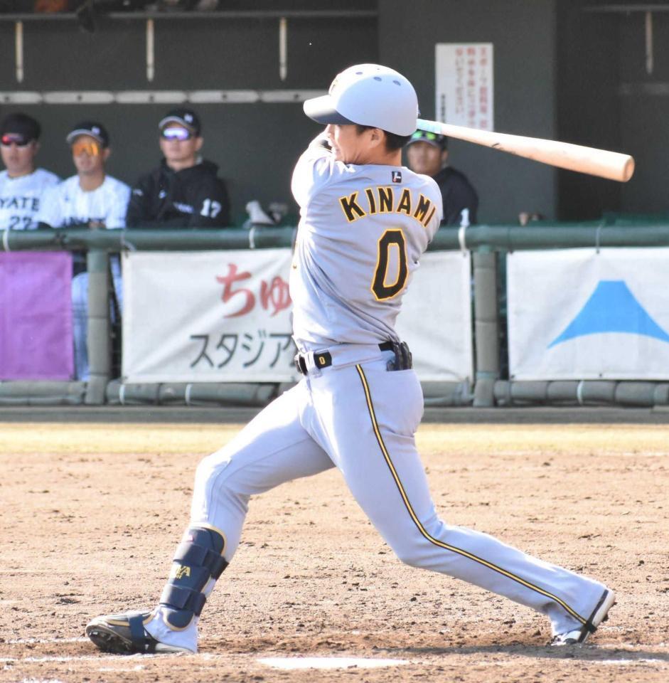 　適時二塁打を放つ木浪