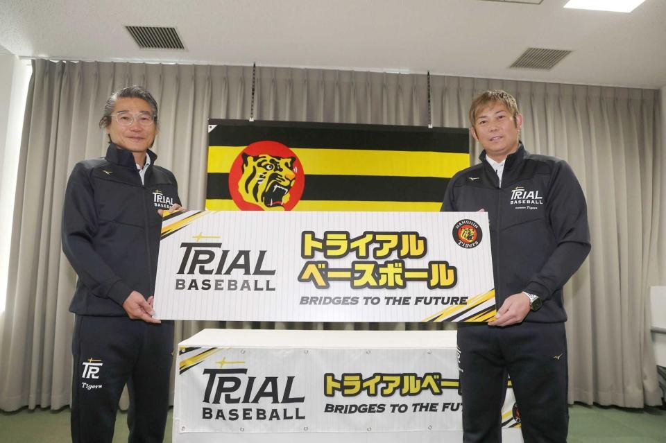 　野球振興室長を務める嶌村球団本部長（左）と岩田ＣＡ（撮影・西田忠信）