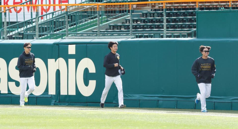 外野を走る（左から）大竹、高橋、村上（撮影・西田忠信）
