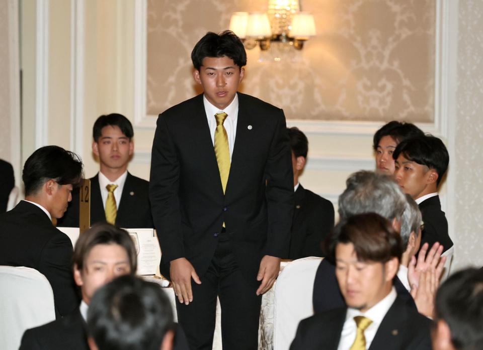 新入団の紹介であいさつする立石（撮影・田中太一）