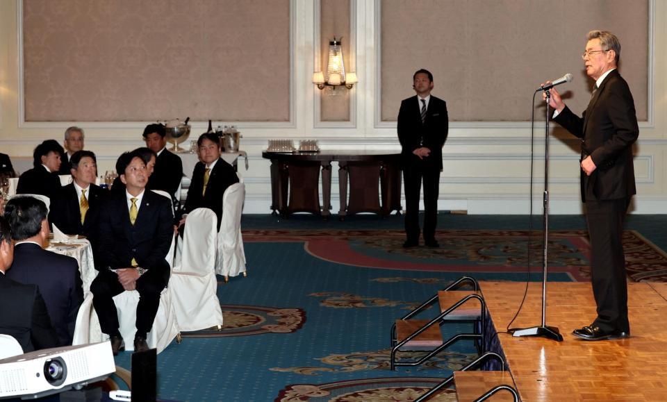 激励会であいさつする秦オーナー。左は話を聞く藤川監督（撮影・田中太一）