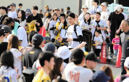 　メイングラウンドから具志川ドームへ続く通路は選手との距離が近く、多数のファンが集まった＝２月１５日