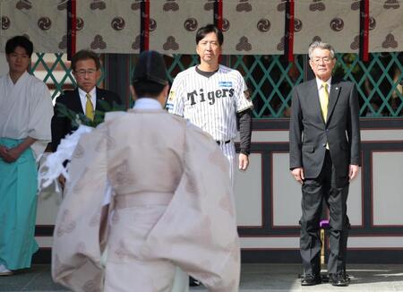 神社参拝を行う（右から）秦オーナー、藤川監督、粟井球団社長（撮影・坂部計介）