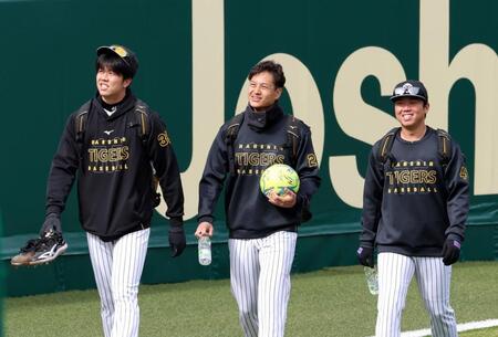 練習に向かう（左から）才木、大竹、村上（撮影・山口登）