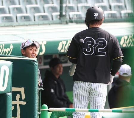 阪神・浜田（右）と話をするソフトバンク・今宮（撮影・西田忠信）