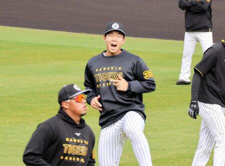 ２軍全体練習に合流し、ウオーミングアップで大きなかけ声をだす畠（中央）