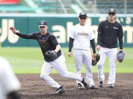 三塁でノックを受けるディベイニー（左）＝撮影・西田忠信