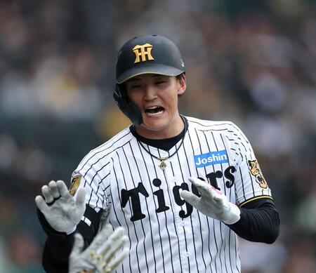 ７回、犠飛を放ち笑顔でベンチに戻る元山（撮影・西田忠信）