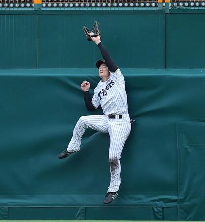 ９回、広瀬隆太の飛球を好捕する福島（撮影・西田忠信）