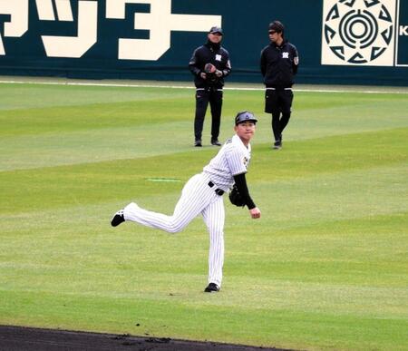 キャッチボールする立石