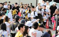 　メイングラウンドから具志川ドームへ続く通路は選手との距離が近く、多数のファンが集まった＝２月１５日