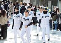 　参道を歩く（手前左から）湯浅、村上、大山ら