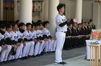 玉串を奉納し、柏手を打つ藤川監督（撮影・坂部計介）