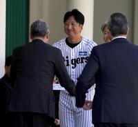 関係者から目録を受け取る藤川監督（撮影・坂部計介）