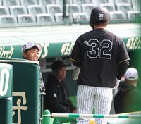 阪神・浜田（右）と話をするソフトバンク・今宮（撮影・西田忠信）