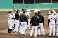 投内連係を見学後、マウンドに集まる立石（中央奥）