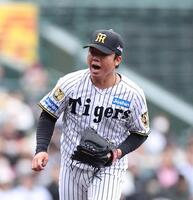 　柳田を空振り三振に仕留めた村上（撮影・西田忠信）