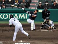 　柳田は空振り三振に倒れる（撮影・山口登）