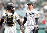 １回を投げ終え嶋村（左）とベンチに戻る村上（撮影・西田忠信）