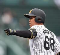 ６回、中前打を放った中川（撮影・西田忠信）