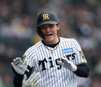 ７回、犠飛を放ち笑顔でベンチに戻る元山（撮影・西田忠信）