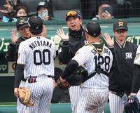 　ソフトバンクに勝利し、３安打と活躍した嶋村とタッチする藤川監督（中央）＝撮影・山口登