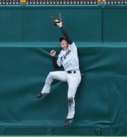 ９回、広瀬隆太の飛球を好捕する福島（撮影・西田忠信）