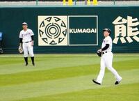 左翼の位置に就き、打撃練習で外野に転がってきた打球を処理する立石。奥は工藤２軍外野守備走塁コーチ