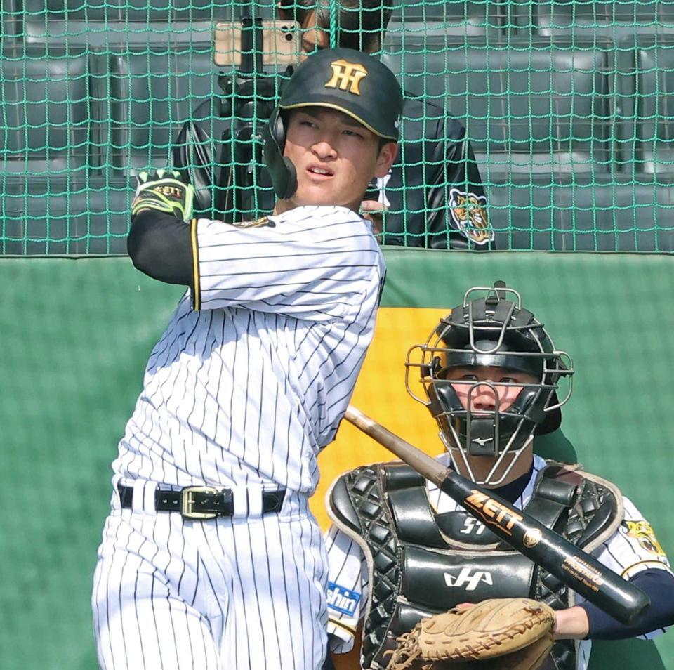 　フリー打撃で快音を響かせる高寺（撮影・立川洋一郎）