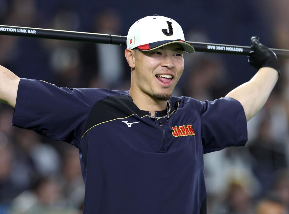 　練習中、笑顔を見せる佐藤輝