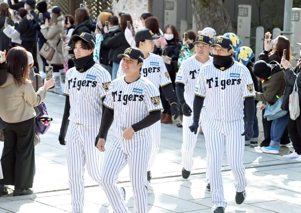 　参道を歩く（手前左から）湯浅、村上、大山ら