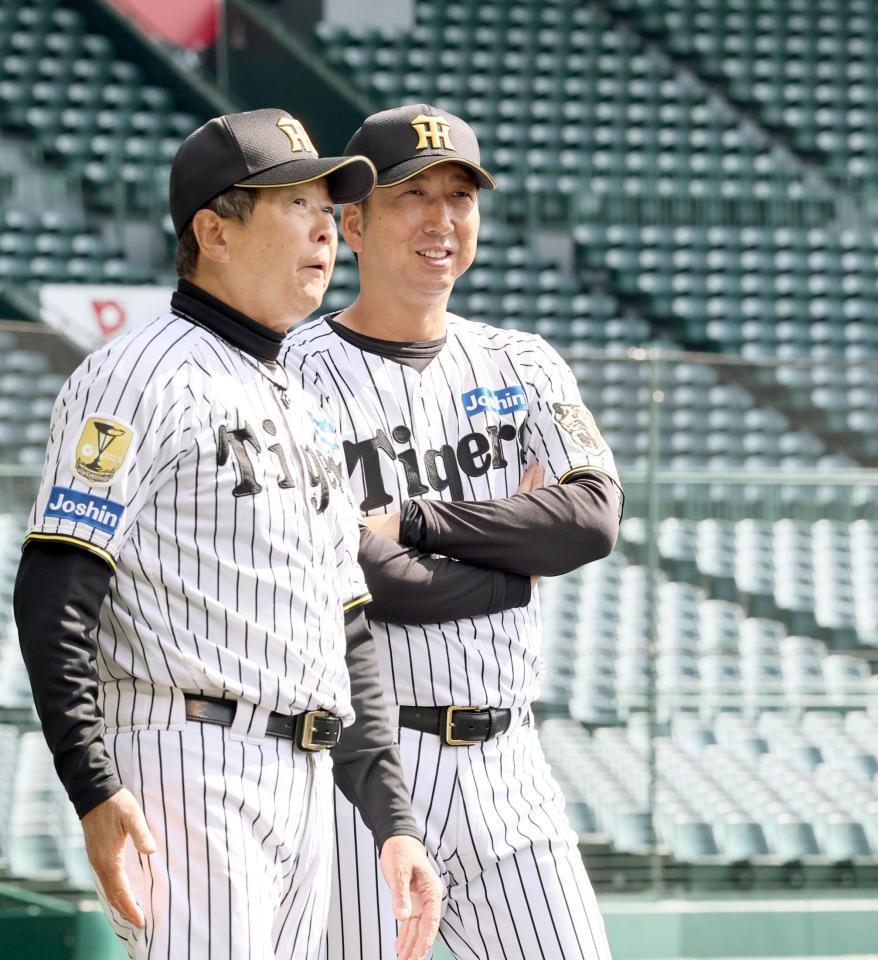 平田２軍監督と話をする藤川監督（撮影・田中太一）