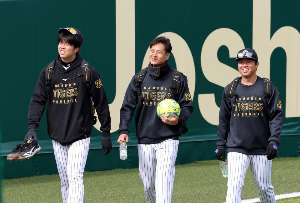 練習に向かう（左から）才木、大竹、村上（撮影・山口登）